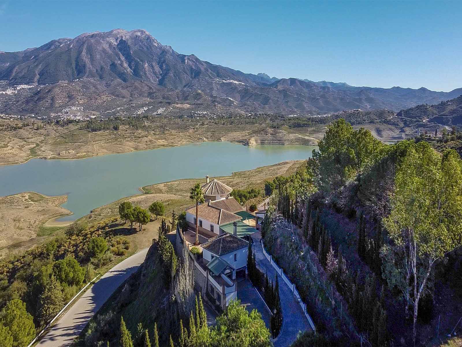 Villa Solutions Real Estate Agency in Puente don Manuel, Properties for Sale near Lake Viñuela and Alcaucin